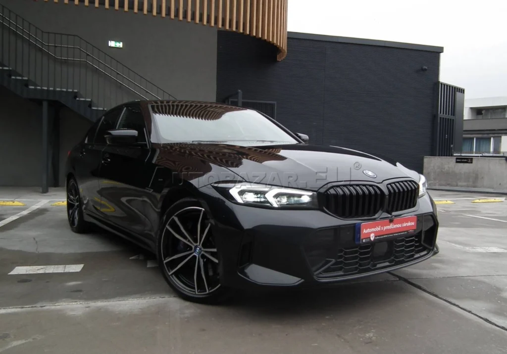 Čierne BMW Rad 3 330e Xdrive M-packet A8 Plná výbava